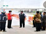 presiden-joko-widodo-saat-meresmikan-tol-kayu-agung-palembang.jpg