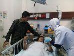 prof-dr-febrian-saat-menjenguk-mardia-mahasiswi-fh.jpg