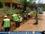 program-padat-karya-tengah-melakukan-galian-drainase.jpg