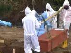 proses-pemakaman-pasien-covid-19-di-tpu-gandus-palembang.jpg
