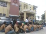 puluhan-preman-di-polda-sumsel_20170612_144648.jpg