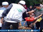 rahmat-kanan-menabur-bunga-di-atas-makam-almarhumah-ibunya-rozalina.jpg