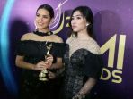 raisa-dan-isyana-sarasvati-menyabet_20171117_104014.jpg