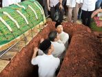 rasyid-rajasa-turun-ke-dalam-liang-kubur-istrinya_20180521_131346.jpg