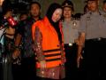 ratu-atut-pakai-rompi-tahanan-kpk.jpg