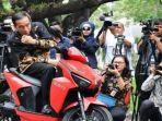 residen-jokowi-bersama-motor-listriknya121.jpg