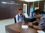 restu-melapor-kepada-petugas-spkt-polresta-palembang.jpg