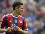 robert-lewandowski-tertawa.jpg