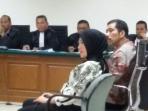romi-herton-dan-istrinya-masyito-sidang.jpg