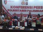 saat-menggelar-perkara-ke-4-pelaku-pembunuhan-disertai-rudapaksa-AA-siswi-SMP.jpg