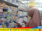 salah-satu-customer-hypermart-palembang-indah-mall_20180310_155743.jpg