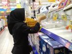 salah-satu-konsumen-sedang-memilih-produk-elektronik-di-supermarket-hypermart_20180511_160432.jpg