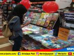 salah-satu-konsumen-toko-buku-books-and-beyond-palembang-icon-mall_20180816_142148.jpg