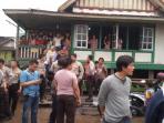 salah-satu-rumah-keluarga-yang-terlibat-bentrok-diamankan-polisi_20151109_083504.jpg