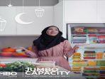 salah-seorang-wanita-cantik-yang-memperlihatkan-kulkas.jpg
