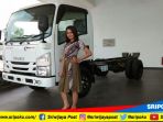 sales-astra-isuzu-palembang-memamerkan-salah-satu-unit-ligh-truck-yakni-elf-nmr-71_20180915_111356.jpg