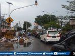 sampah-berserakan-di-pinggir-jalan-kh-wahid-hasyim-sampai-memakan-badan-jalan.jpg