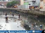 sampah-yang-penuhi-dasar-sungai-sekanak-lambidaro.jpg