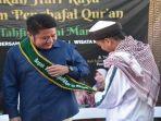 santri-dari-Ponpes-Tahfids-Kiai-Marogan-memakai-selempang-ke-Gubernur-Sumsel-H-Herman-Deru.jpg