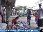 sejumlah-anak-kecil-menyerbu-penjual-mainan-di-hari-lebaran-idul-fitri-1440-hijriah3.jpg