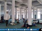 sejumlah-jemaah-masjid-agung-tidur-siang-usai-melaksanakan-sholat-zuhur.jpg