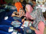 sejumlah-petugas-menyortir-ulang-surat-suara-di-gudang-logistk-kpu-oku_20151127_133522.jpg