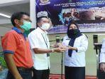 sekda-kota-palembang-drs-ratu-dewa-msi-menyerahan-telur.jpg