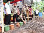 sekda-muba-drs-h-apriyadi-msi-ketika-melakukan-peletakkan.jpg