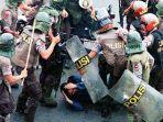 seorang-mahasiswa-jatuh-tergeletak-terkena-pukulan.jpg
