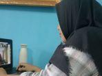 seorang-mahasiswi-universitas-sriwijaya-unsri-mengikuti-kegiatan-perkuliahan-secara-online.jpg
