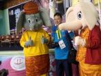 seorang-ofisial-karate-dari-malaysia-maskot-bona-boni.jpg