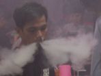 seorang-pengunjung-sriwijaya-vape-vaping_20170123_162153.jpg