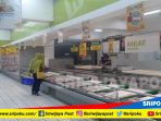 seorang-warga-belanja-di-hypermart-palembang_20180224_115728.jpg