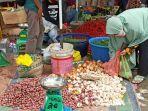 seorang-warga-sedang-memilih-bawang-di-pasar-tradisional-26-ilir.jpg
