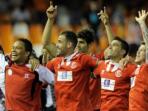 sevilla-rayakan-gol.jpg