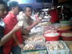 sidak-harga-di-pasar-empatlawang_20170523_162726.jpg