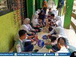siswa-smpn-40-yang-sedang-mendaur-ulang-plastik.jpg
