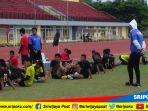 skuat-tim-sriwijaya-fc-beristirahat-latihan-di-stadion-atletik-jakabaring-sport-city-palembang.jpg