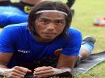 stoper-sriwijaya-fc-erwin-gutawa324.jpg