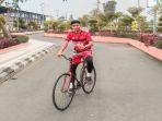 striker-sriwijaya-fc-muhammad-irman-bersepedaan-liburan-di-kabupaten-kudus.jpg