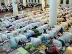 suasana-saat-kaum-muslimin-shalat_20170530_095105.jpg