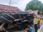 tabrak-3-rumah-truk-fuso-ini-terguling.jpg