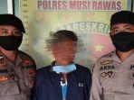 tersangka-darmadi-diamankan-di-polres-musirawas.jpg