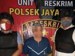 tersangka-nawawi-diamankan-di-polsek-jayaloka.jpg