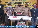 tersangka-saat-diamankan-di-polsek-talang-kelapa.jpg