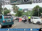 tim-gabungan-saat-memutar-balikkan-kendaraan-diduga-pemudik.jpg