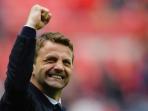 tim-sherwood-kepalkan-tangan_20150420_055602.jpg