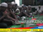 tradisi-berbuka-puasa-ngidang-masjid-suro_20180519_143032.jpg