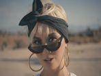 translate-lirik-lagu-Walk-yang-dipopulerkan-Agnez-Mo.jpg