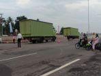 truk-barang-melintasi-jalan-tol-ruas-terpeka.jpg